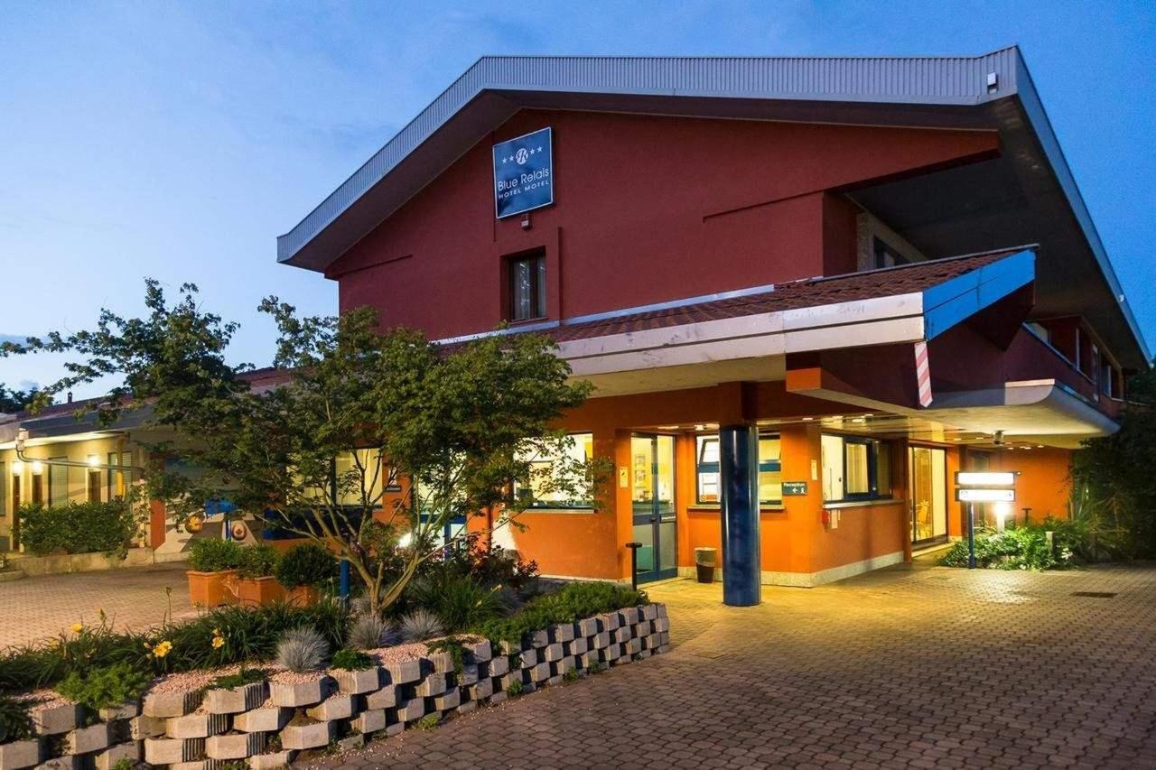 Hotel Blue Relais Maggiore, ingresso notturno, Castelletto Sopra Ticino, Lago Maggiore