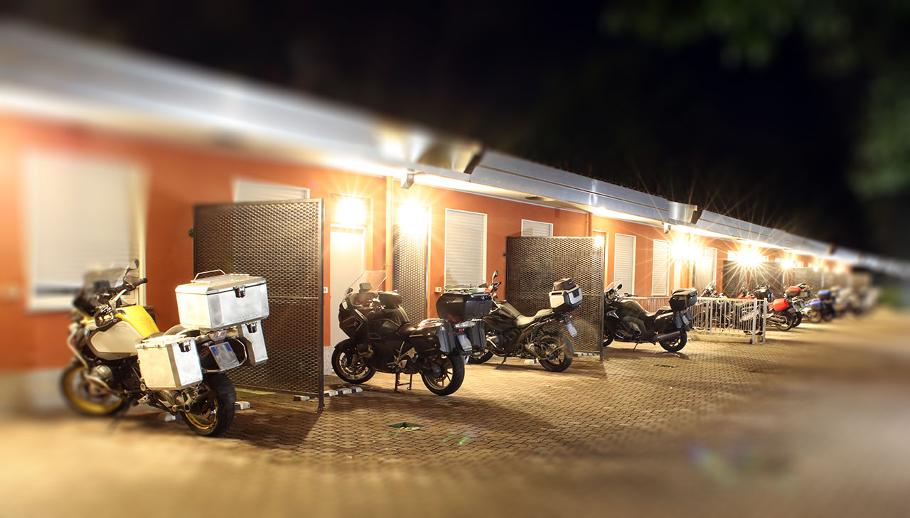 Moto parcheggiate fronte camera, parcheggio riservato Hotel Blue Relais Maggiore, Castelletto Sopra Ticino