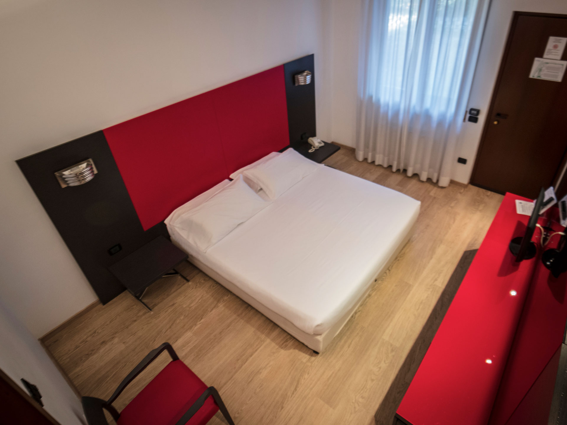 Camera Standard Hotel Blue Relais Maggiore, arredo rosso, Lago Maggiore