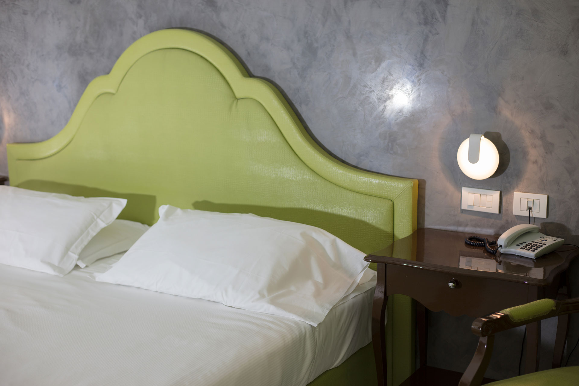Camera Standard Hotel Blue Relais Maggiore, arredo verde, Castelletto Sopra Ticino