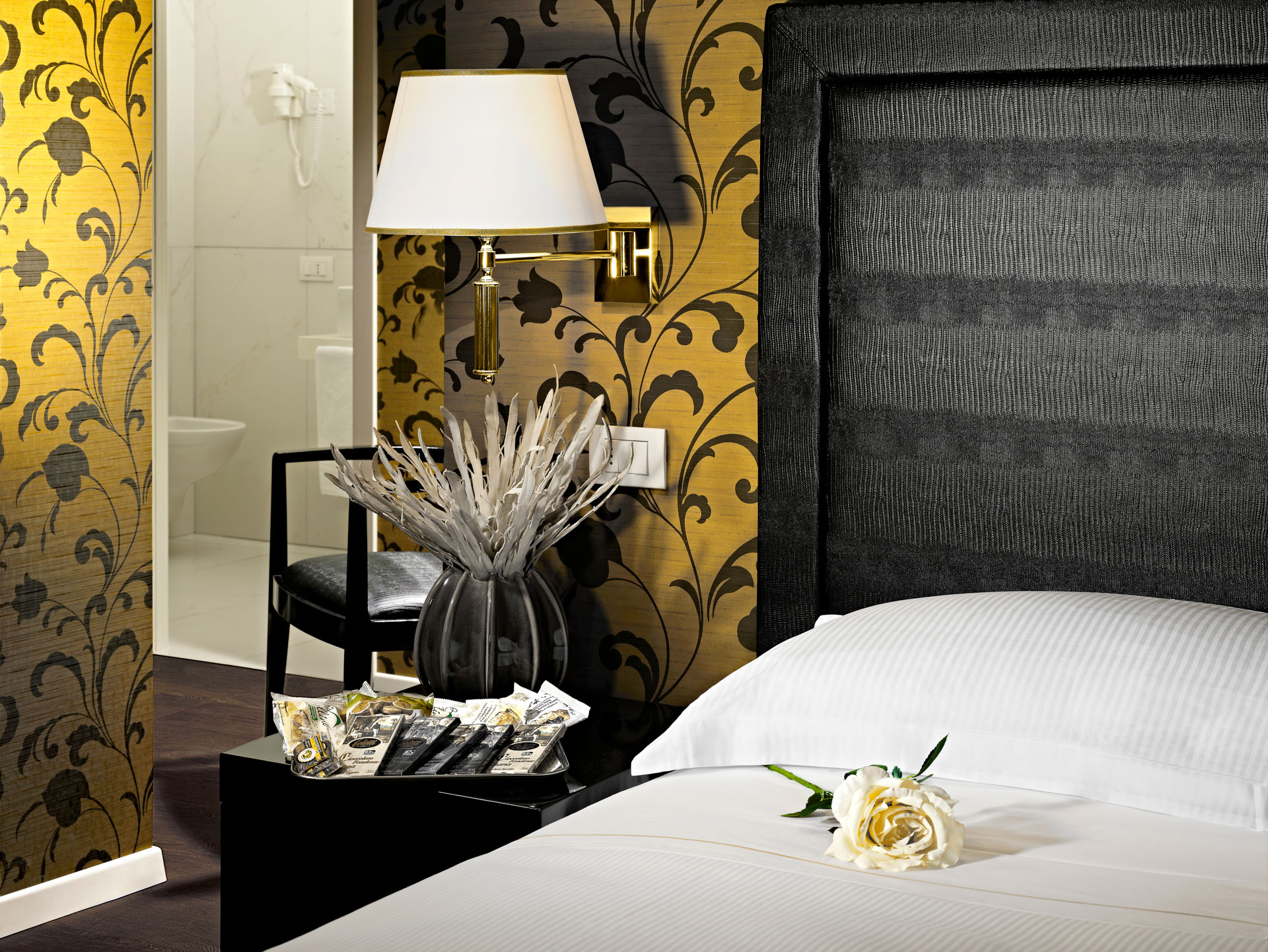 Suite Hotel Blue Relais Maggiore, dettaglio arredo dorato, Castelletto Sopra Ticino